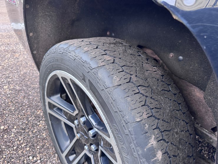 2015-chevrolet-suburban-image-15