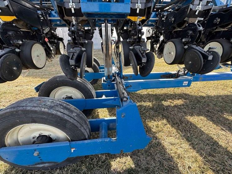2011-kinze-3600-image-30