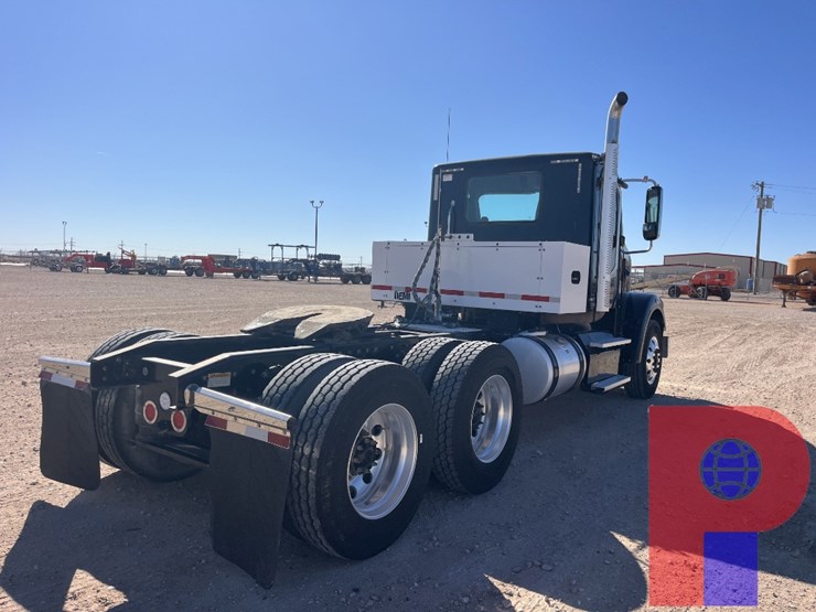 2019-freightliner-coronado-122-sd-image-4
