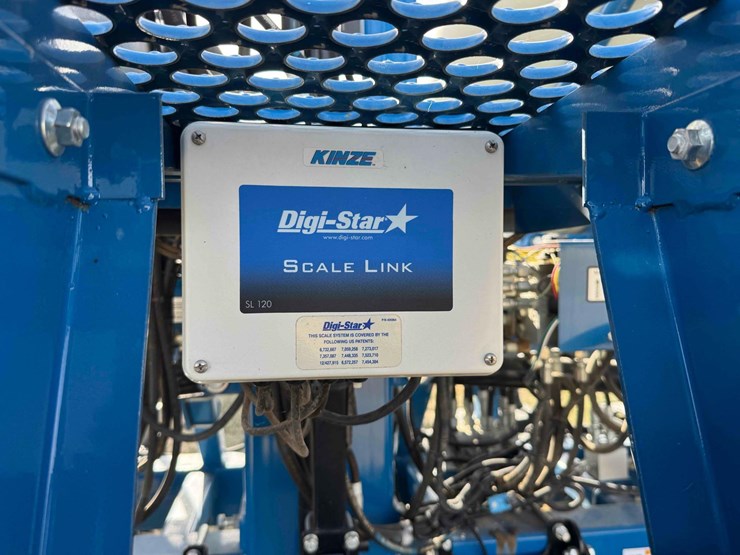 2011-kinze-3600-image-35