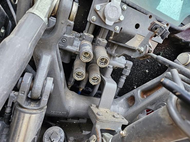 massey-ferguson-4707-image-21