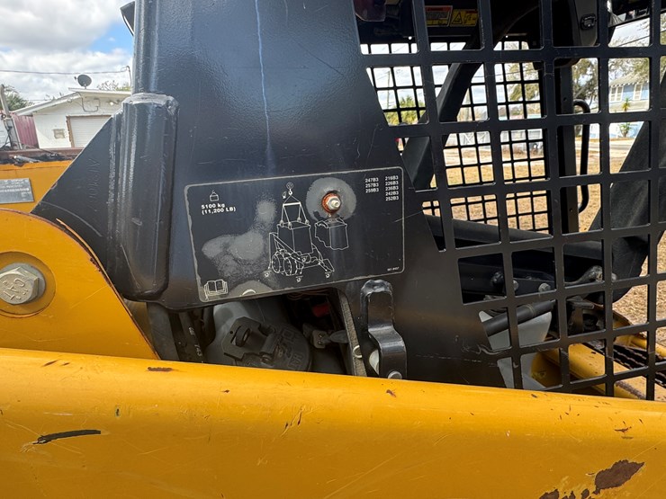 2014-caterpillar-226b3-image-35