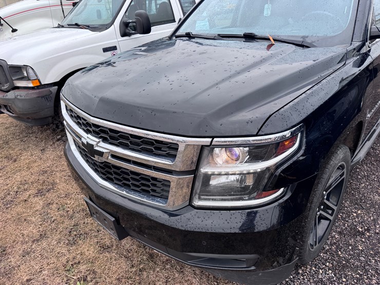 2015-chevrolet-suburban-image-9