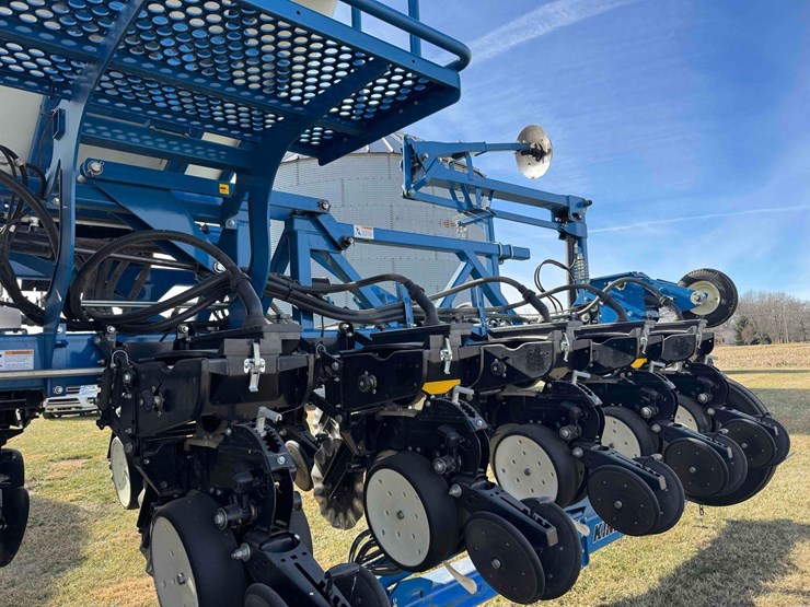 2011-kinze-3600-image-31