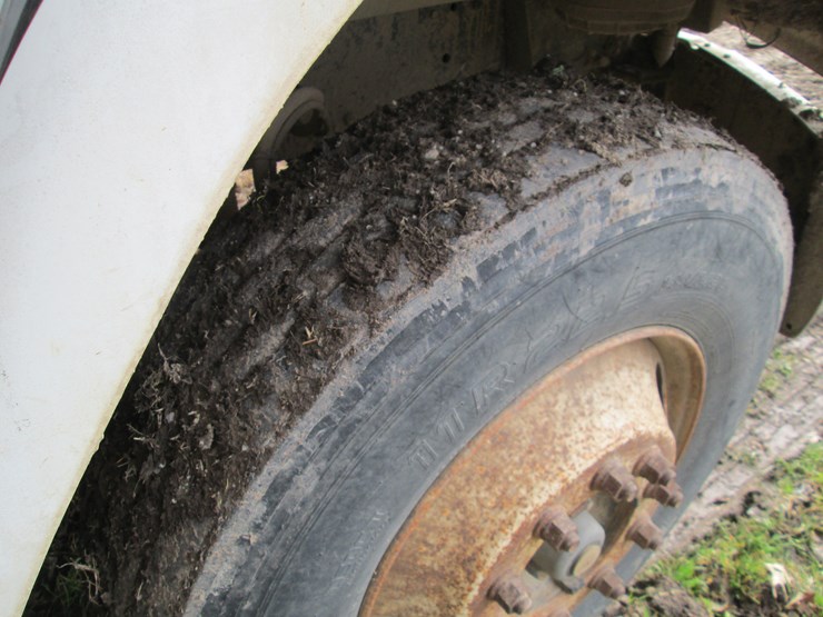 2001-freightliner-fl70-image-24