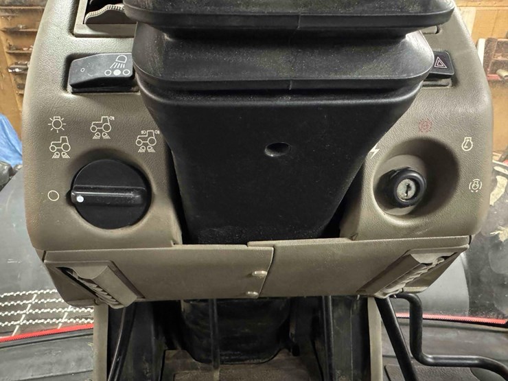 2010-case-ih-275-image-39