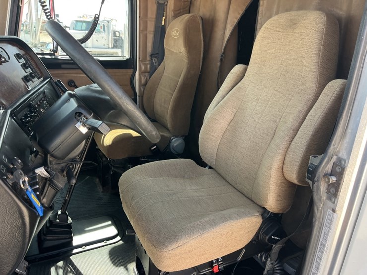 2002-peterbilt-378-image-12