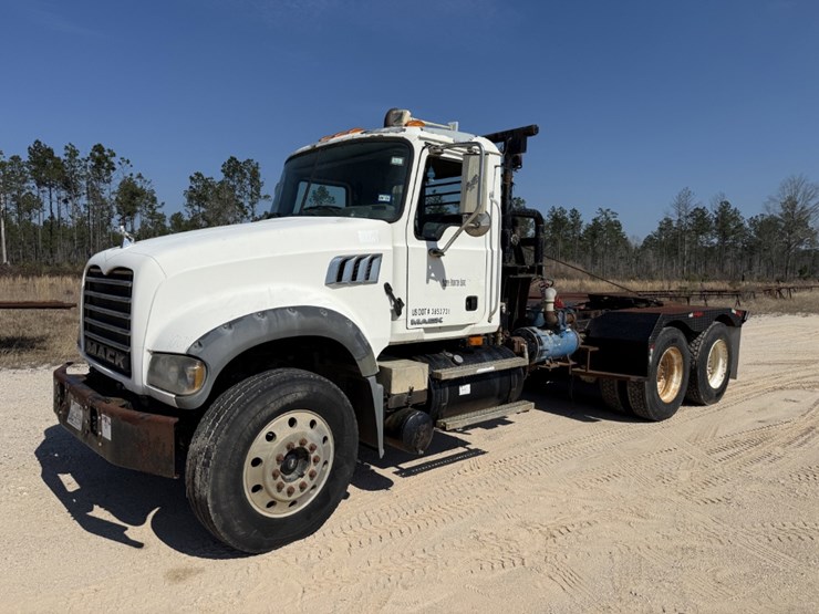 2009-mack-granite-gu713-image-1