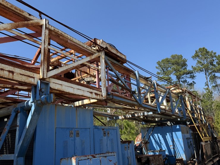 2007-moor-rig-xj60-dd-104'-200k-5-axle-well-service-workover-rig-image-4