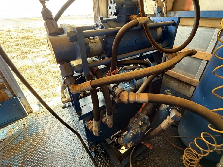 1996-freightliner-fl70-image-17