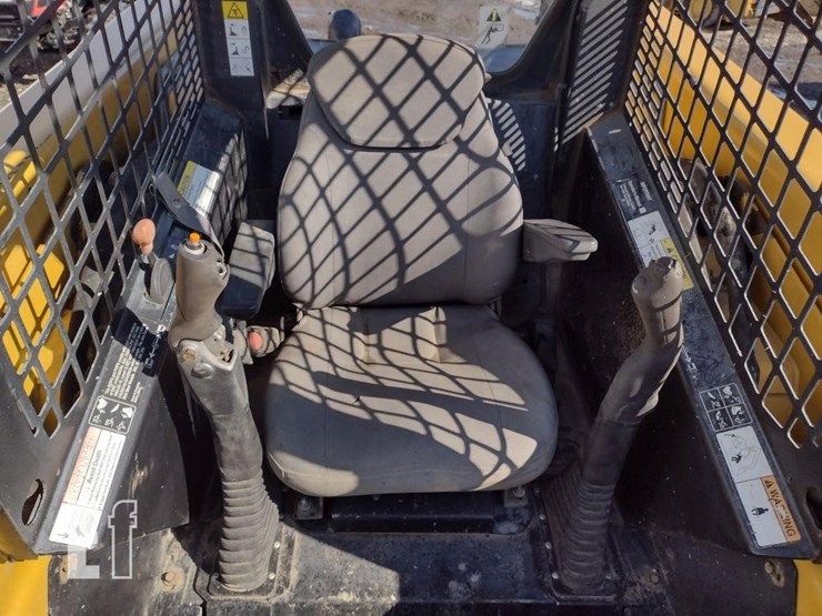 2000-deere-270-image-10