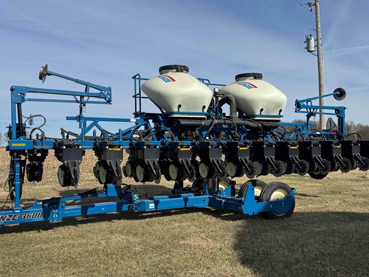 2011-kinze-3600-image-3