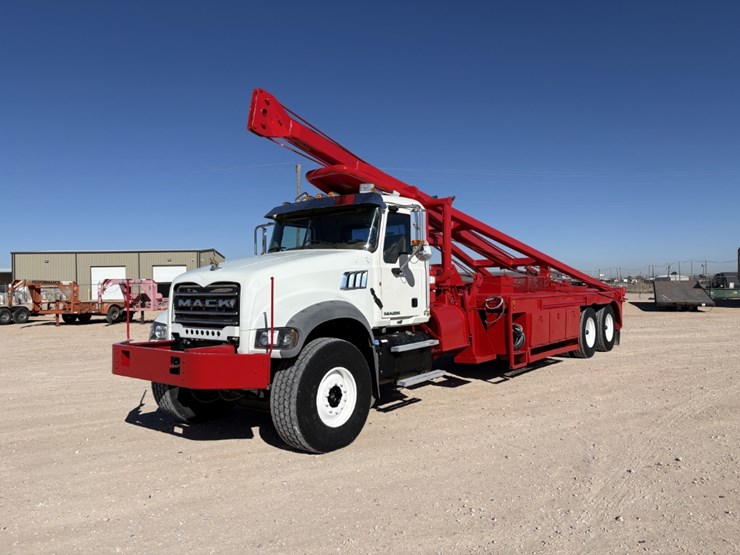 2013-mack-granite-t/a-daycab-pole-truck-image-1