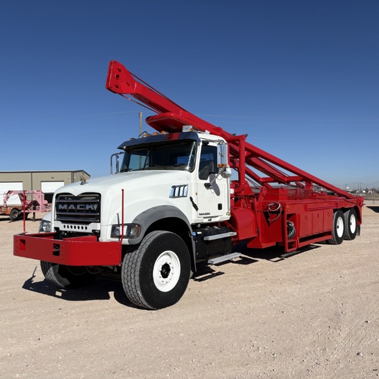 2013 MACK GRANITE T/A DAYCAB POLE TRUCK