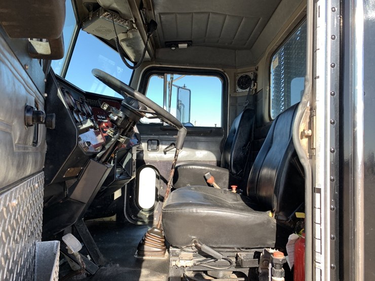 1992-peterbilt-357-image-7