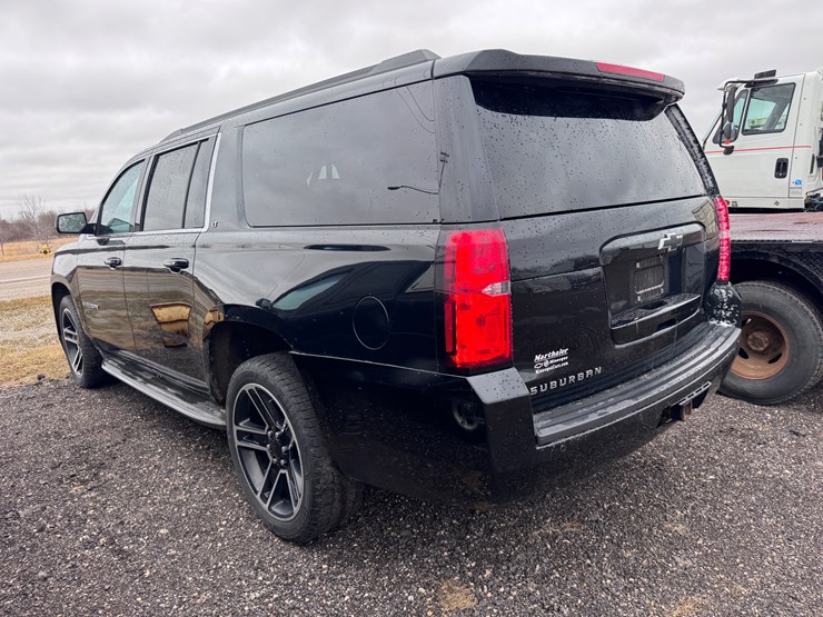 2015-chevrolet-suburban-image-7