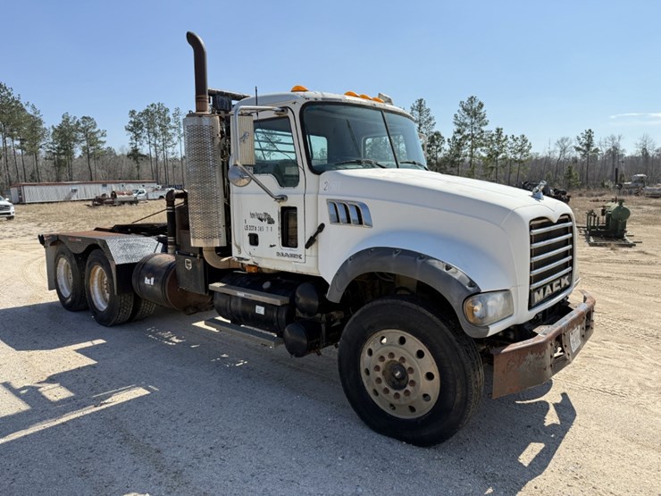2009-mack-granite-gu713-image-3