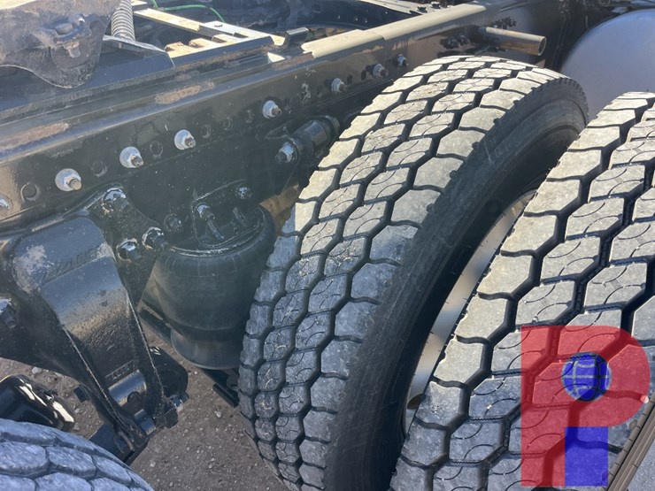 2019-freightliner-coronado-122-sd-image-5