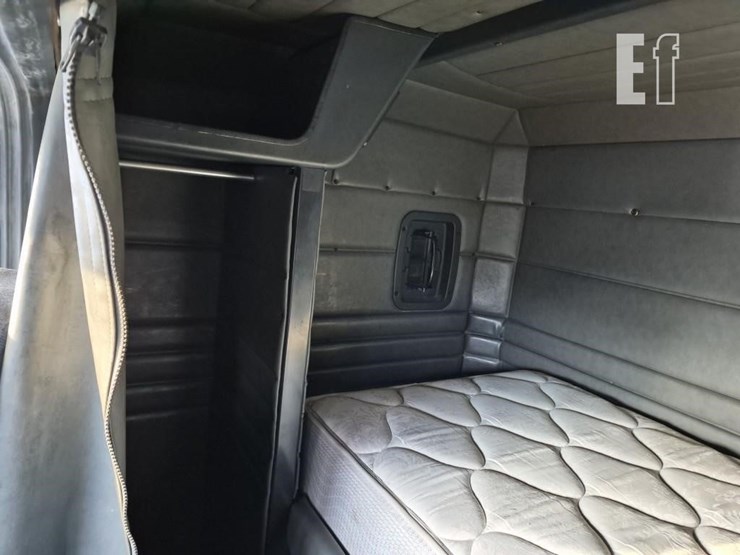 1995-peterbilt-379-image-21