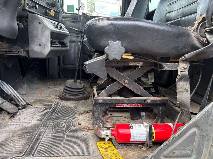 1999-mack-rd600-image-39