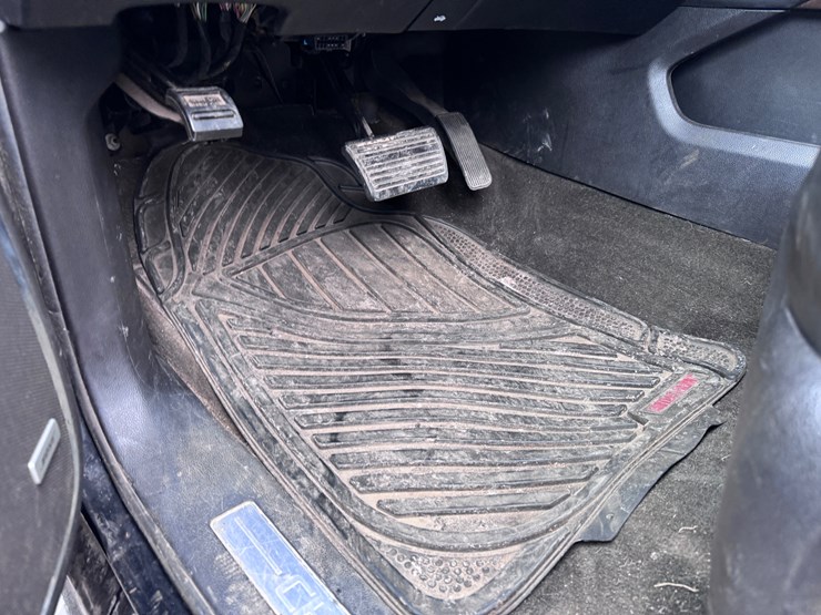 2015-chevrolet-suburban-image-28