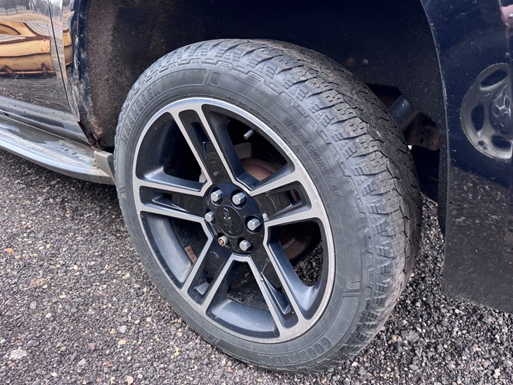 2015-chevrolet-suburban-image-18