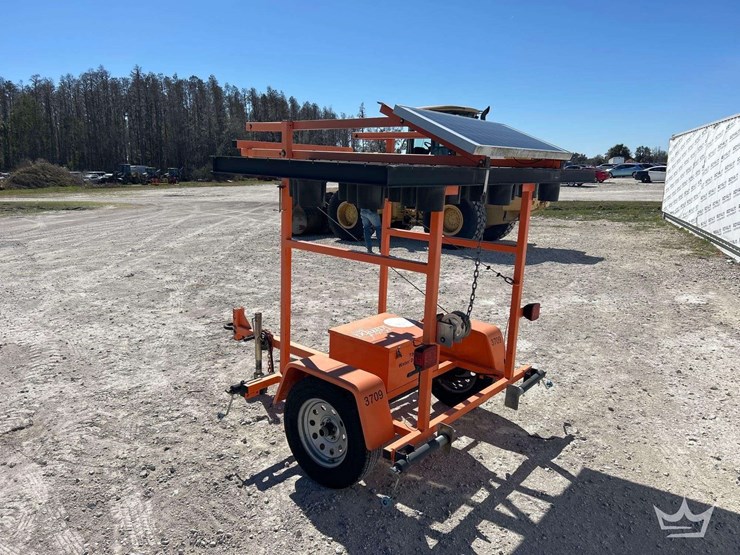 2015-k-and-k-systems-towable-solar-arrow-board-image-4