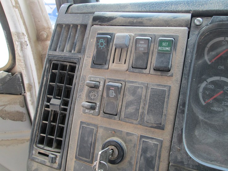 2001-freightliner-fl70-image-48