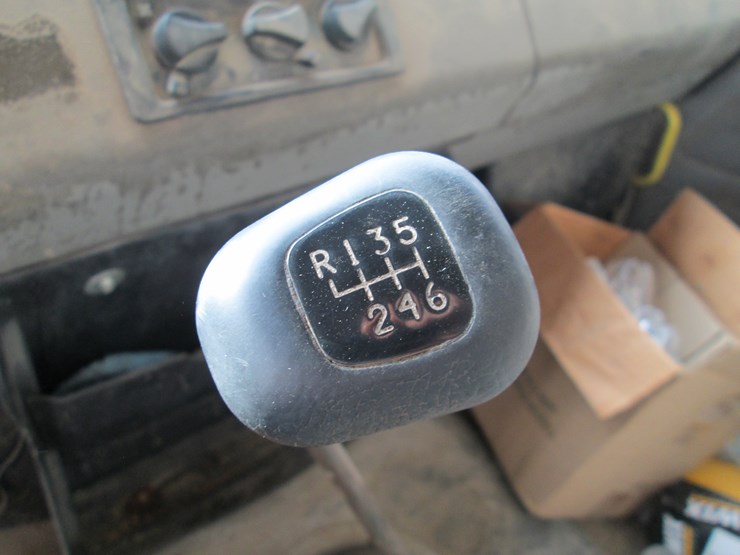 2001-freightliner-fl70-image-46