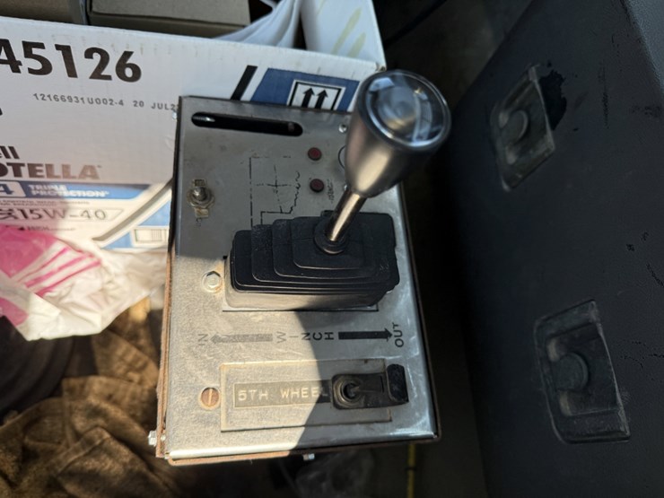 2009-mack-granite-gu713-image-21