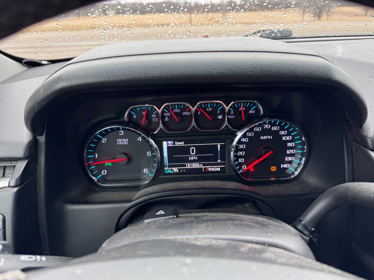 2015-chevrolet-suburban-image-30