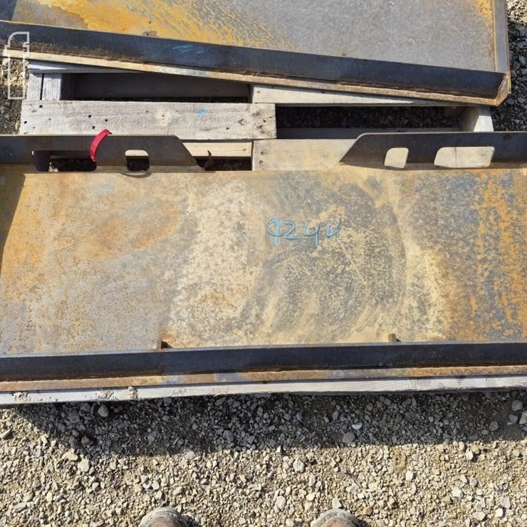 SKID STEER MOUNTING PLATE