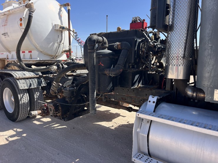 1996-freightliner-t/a-daycab-kill-truck-&-2008-overland-t/a-kill-trailer-image-3