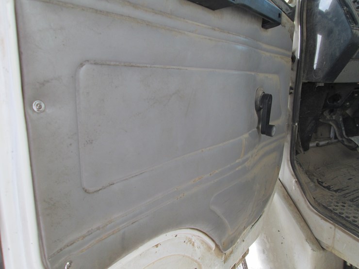 2001-freightliner-fl70-image-38