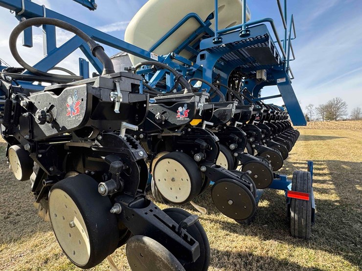 2011-kinze-3600-image-25