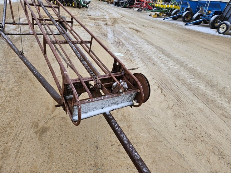 new-holland-131-image-9