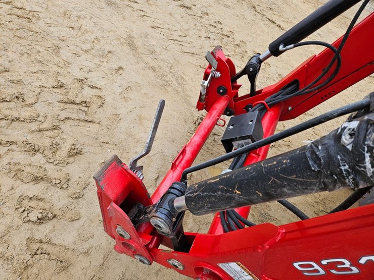 massey-ferguson-4707-image-11