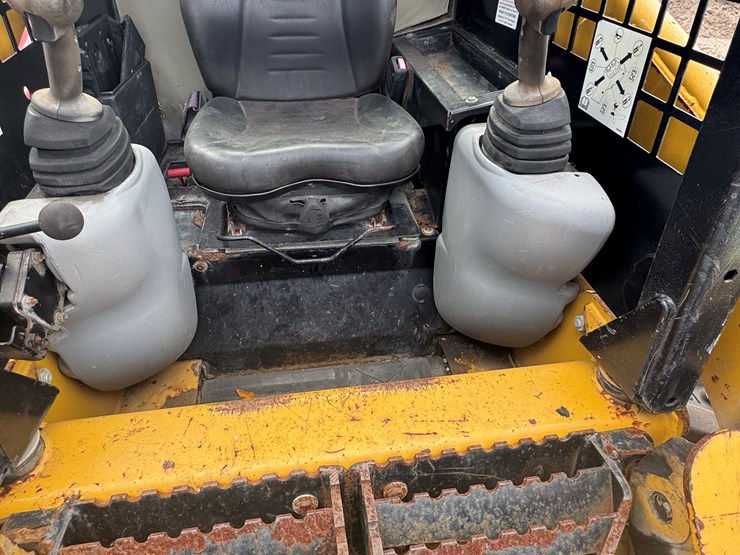 2014-caterpillar-226b3-image-27