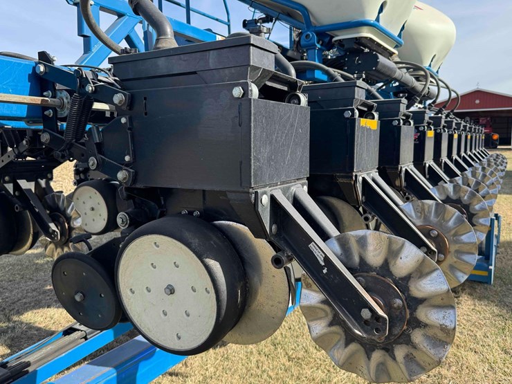 2011-kinze-3600-image-15