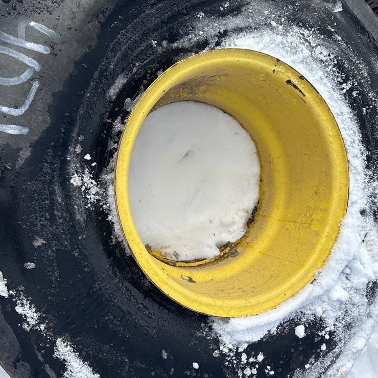 #4071 • 15.5L-16 with rim