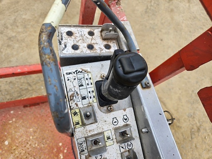 2017-skyjack-sj6832rt-image-32