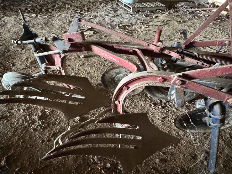 mccormick-little-genius-2-bottom-plow-image-2