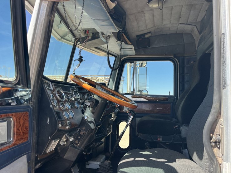 1998-peterbilt-379-image-9