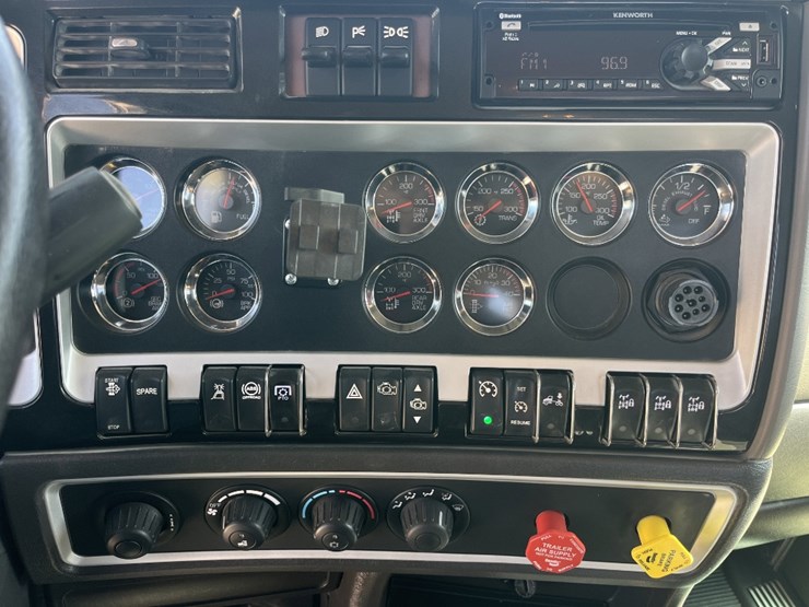 2015-kenworth-t800-image-21