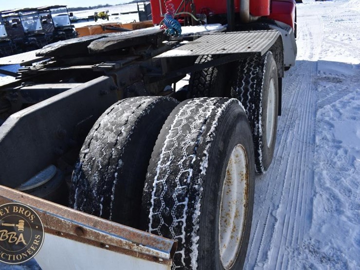 2005-peterbilt-385-image-17