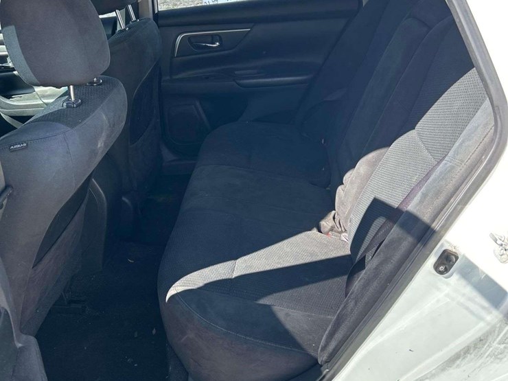 2015-nisan-altima-s-sedan-image-19