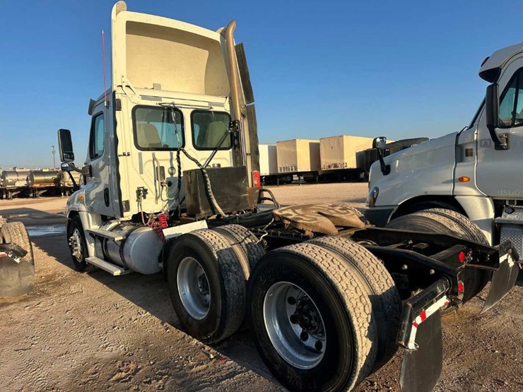 2013-freightliner-cascadia-image-5