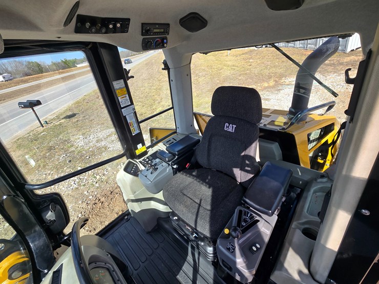 2015-caterpillar-953d-image-111