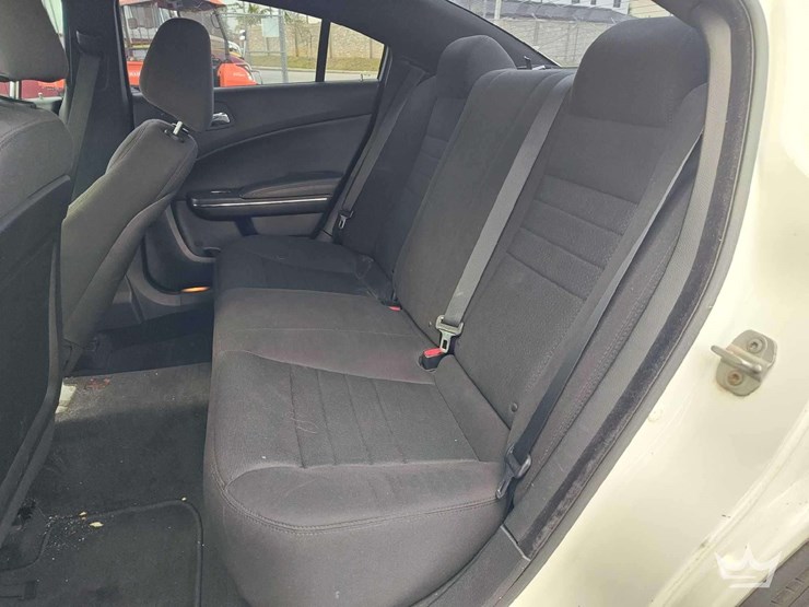 2013-dodge-charger-sedan-image-36