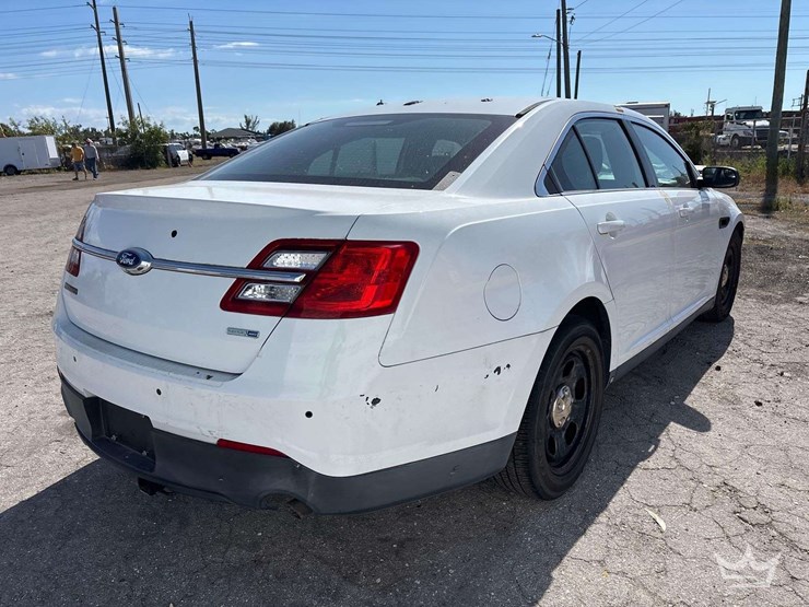 2015-ford-taurus-awd-sedan-image-3